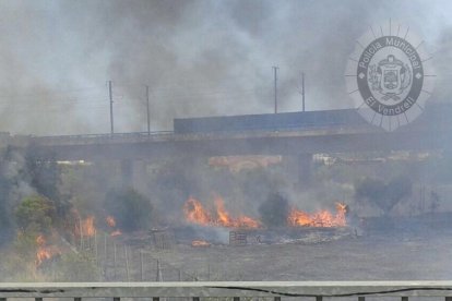 El foc s'ha produït en una zona propera al pont de l'AVE i la carretera