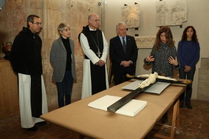 El presidente de la Diputación, Josep Poblet, con el abad del cenobio, P. Octavi Vilà, y el prior, P. Rafael Barruè viendo al Cristo de marfil del s.XVII