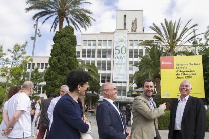 El conseller de Salut assenyala l'edifici del Joan XXIII, que s'enderrocarà en els propers anys.