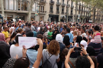 Desenes de musulmans van manifestar-se a Barcelona condemnant els atacs.