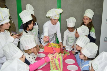 Fotografía de la actividad de gastronomía infantil.