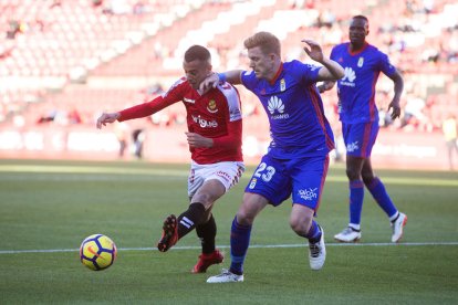 Sergio Tejera, jugador més valorat, amb l'exgrana Mossa, aquest diumenge en el Nàstic-Oviedo.