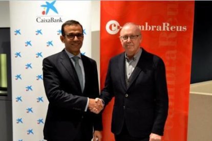 El presidente de la Cambra reusense, Isaac Sanromà, y el director territorial de CaixaBank en Cataluña, Jaume Masanasirmado.