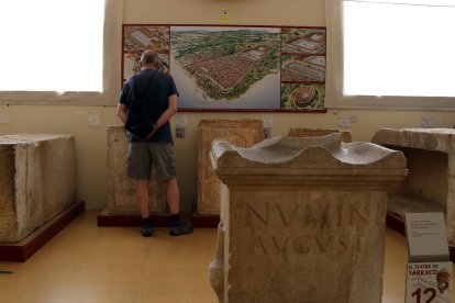 Un visitant fent un dels diferents itineraris que proposa el MNAT per la seva exposició permanent, en concret el número 4, sobre el teatre de Tàrraco, i, en primer terme, una ara -altar- dedicada al numen d'August, el 16 de maig del 2017