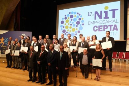 Fotografia de família de tots els guardonats en la 17ª nit empresarial.