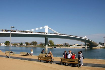 Deltebre està connectat amb els dos marges del riu mitjançant un pont.