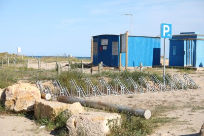 En imatge, l'aparcament habilitat per a bicicletes, que compta amb 25 places i està situat a l'esquerra del Club de Vela.