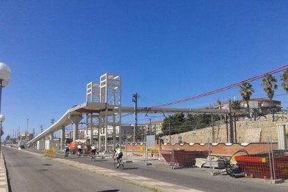 El nou tram ja supera per damunt el traçat del ferrocarril.