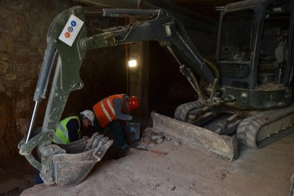 Los operarios trabajando, ayer por la mañana, en los bajos de la única casa propiamente desalojada.