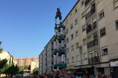 3de8 dels Castellers de Sant Pere i Sant Pau descarregat a les festes del seu barri