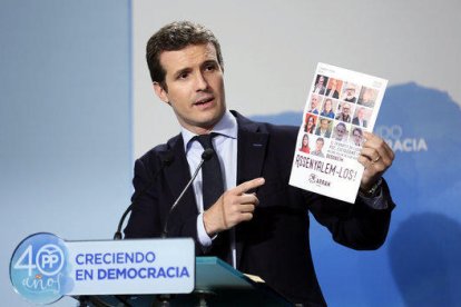 El vicesecretari de comunicació del PP, Pablo Casado, mostra un cartell d'Arran en la roda de premsa del 18 de setembre del 2017.