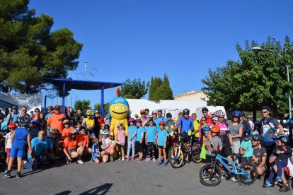 Imatge dels participants amb la mascota 'Tarracus', aquest 8 d'octubre a la Diada.