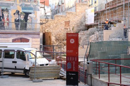 Con la construcción de las gradas de madera los visitantes se podrán sentar encima de los restos romanos.