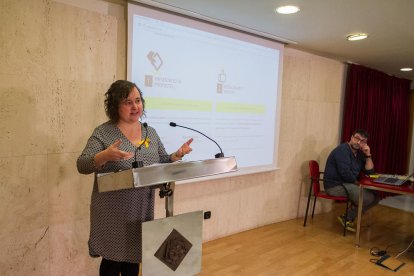 La regidora de Participació Ciutadana, Montserrat Flores, presentant la iniciativa.