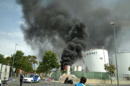 Imatge de l'incendi de la nau del polígon Agroreus.