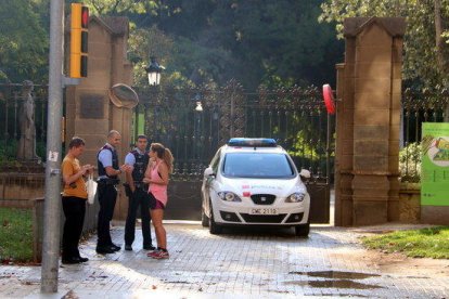 Imatge d'una patrulla de Mossos davant d'una porta tancada del parc de la Ciutadella, al passeig Pujades.