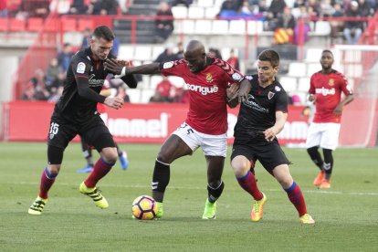 Achille Emaná lucha con un rival durante el partido de este sábado ante el Numància en el Nou Estadi.