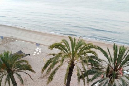 ERC i l'ANC van penjar estelades al passeig marítim.