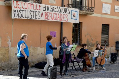 Lectura de uno de los seis testimonios en la plaza de las Cols.