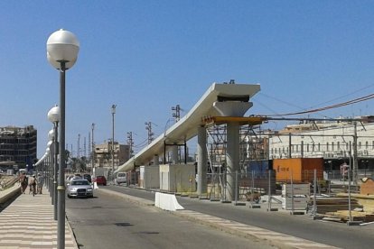 Imatge que ofereix la rampa un cop col·locada la tercera peça, vista des del passeig Marítim.