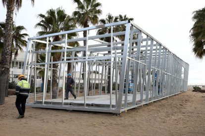 La base náutica ocupa un extremo de la playa de Ponent de Salou, en el paseo Miramar.