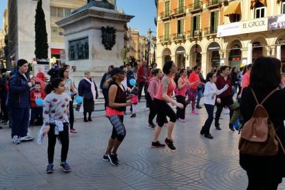 La sessió de zumba va comptar amb un gran nombre de participants.