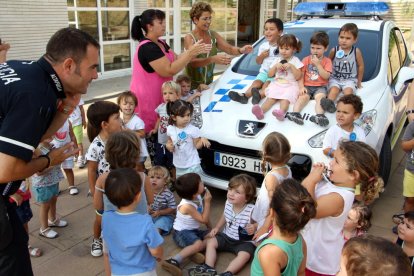 Imatge de la visita dels agents de la Policia Local d'Altafulla a la llar d'infants del municipi.