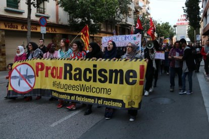 Los manifestantes, con la pancarta.