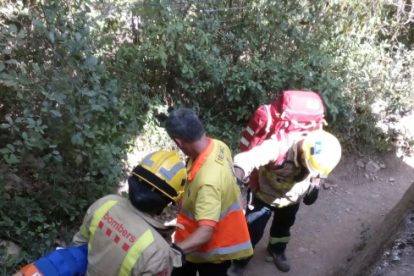 La chica, que se accidentó en un lugar no accesible en vehículo, fue trasladada con una camilla hasta la ambulancia.