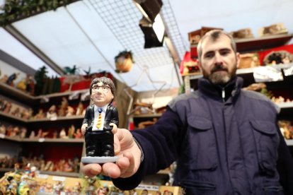 Imatge del caganer de Puigdemont a la Fira de Nadal.