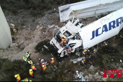 Els Bombers han treballat en les tasques d'excarceració del conductor del camió.