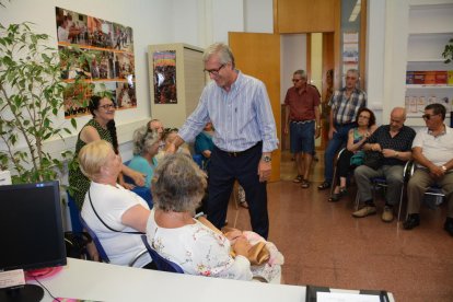 L'alcalde de Tarragona, Josep Fèlix Ballesteros, a la inauguració de la Oficina d'Informació per a la Gent Gran.