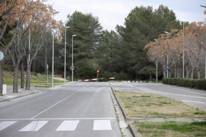 A poco más de dos kilómetros de la valla donde acaba el vial de Sant Ramon se encuentra la estación del AVE.