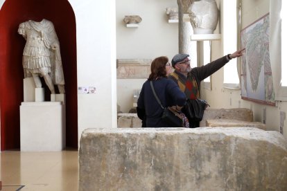 Unos visitantes, en la sala de la sede de plaza del Rei donde se exponen estatuas de gran tamaño.