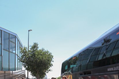 Los rojinegros, subiendo en el autobús de camino hacia el vuelo que los ha llevado a Lugo para iniciar la liga.