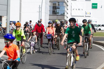 Los ciclistas, pedaleando.