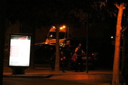 Imagen de una ambulancia en las inmediaciones del edificio Walden de Sant Just Desvern donde se localizó el coche en el cual el terrorista de la Rambla habría huido, el 17 de agosto de 2017.