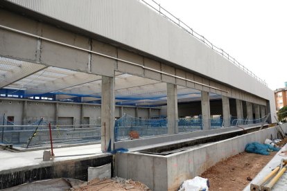 Aspecto que ofrecen las obras de construcción de la piscina, en el lugar|sitio donde iba la pista de volei.