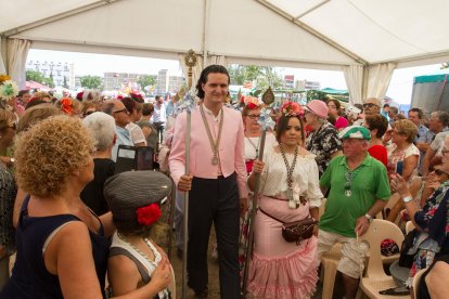 Marc Bru, durant el Rocío, amb la seva novia Tati.