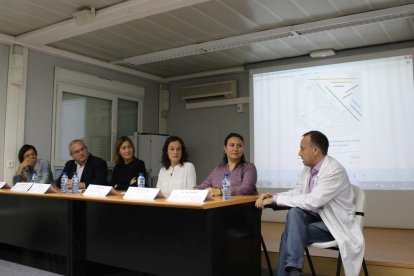 La jornada va comptar amb la participació de professionals sanitaris i del món científic i periodistes.