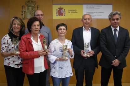 Els tres funcionaris i els amics de la companya difunta han rebut un record commemoratiu.