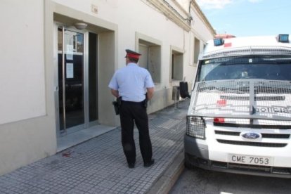 Imagen de archivo del cacheo en la sección de crédito de la Cooperativa de l'Aldea en mayo de 2013.