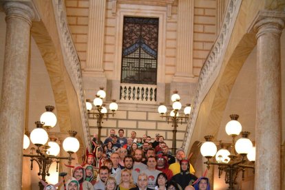 Fotografia de família de l'acte de presentació de la coordinadora, que agrupa colles de tot Catalunya.