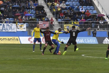 El atacante encarnado-y-negro Fran Carbia (izquierda), que tiene raíces gaditanas, vivió ayer un partido especial, en el estadio donde empezó a soñar con ser futbolista.