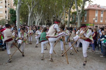 Prop de trenta balladors grans i petits surten al carrer per festes.