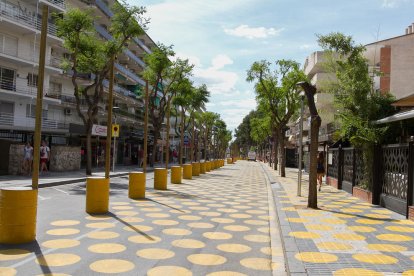 El tram de l'avinguda Carles Buigas va ser repitat per delimitar la zona de vianants.