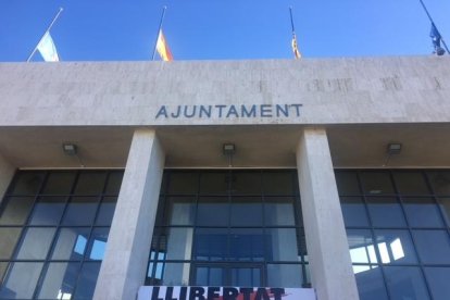 La pancarta de Òmnium está colgada en la puerta del Ayuntamiento de Cambrils.