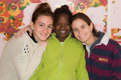 Marina Figueres y Blanca del Cacho con Idida, uno niña de Smara, campo de refugiados del Sáhara Occidental.