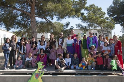 Alumnes premiats i els actors de la llegenda de Sant Jordi, després del liurament de premis.