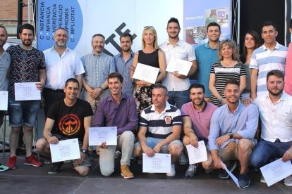 Imatge d'un dels grups d'FP Dual de l'Institut Compte de Rius graduats.